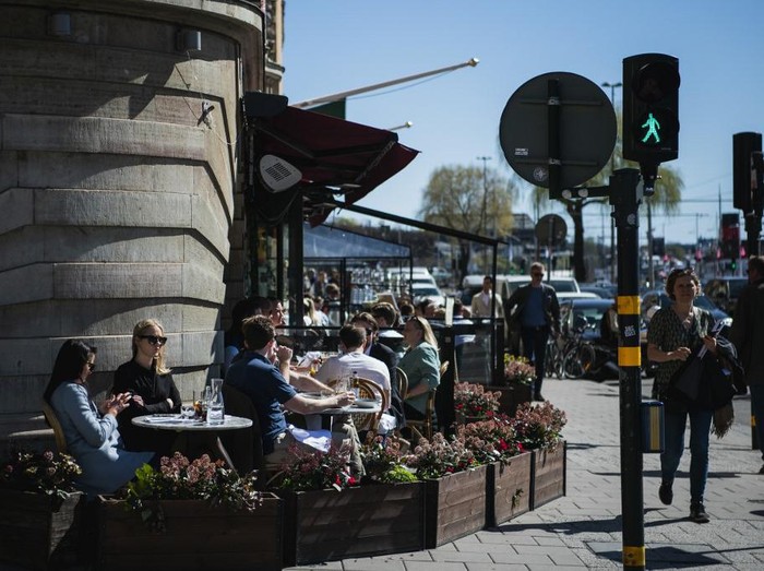 (FILES) In this file photo taken on April 22, 2020 people have lunch at a restaurant in Stockholm, during the coronavirus COVID-19 pandemic. - Stockholm health inspectors said on April 26, 2020 they ordered five bars and restaurants shuttered after they failed weekend inspections to ensure social distancing regulations were being observed to curb the spread of the new coronavirus. (Photo by Jonathan NACKSTRAND / AFP)