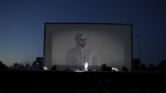Rapper Jerman Sido tampil di bioskop drive-in Georg Schutz selama krisis virus corona, di Dusseldorf, Jerman.