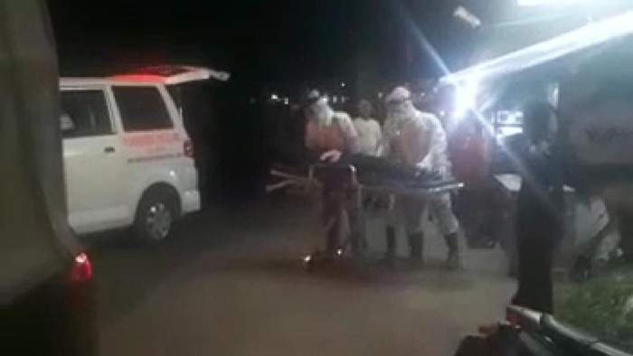 Petugas ber-APD evakuasi gadis di Garut yang pingsan