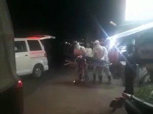 Cerita Petugas Ber-APD Tolong Gadis yang Pingsan Gegara Putus Cinta