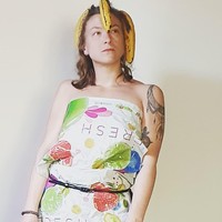 Jika kamu ingin kelihatan lebih natural dan berbeda, kamu bisa mengikuti gaya wanita ini. Motif dari kantong belanja yang dikenakannya sangat cocok dengan hiasan kepalanya bukan? Foto: Instagram @marilyn_crossfit