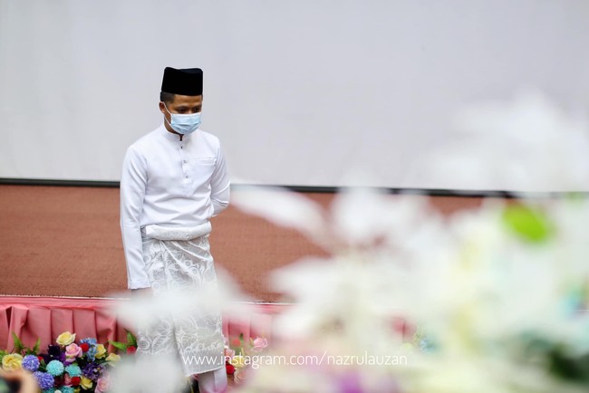 Pada hari pernikahan mereka meski berjauhan dan mengucapkan ijab kabul melalui video call, Muhammad Norfahmi  dan Syahida Syatirah Abdul Hadi tetap berpenampilan layaknya pengantin. Keduanya sama-sama memakai busana pengantin berwarna putih. Sang mempelai pria Muhammad Norfahmi memakai kemeja putih dan sarung tradisional yang diikat ke pinggangnya serta mengenakan peci. Foto: instagram.com/nazrulauzan
