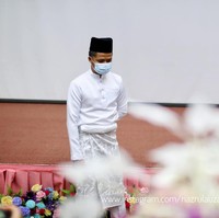 Pada hari pernikahan mereka meski berjauhan dan mengucapkan ijab kabul melalui video call, Muhammad Norfahmi  dan Syahida Syatirah Abdul Hadi tetap berpenampilan layaknya pengantin. Keduanya sama-sama memakai busana pengantin berwarna putih. Sang mempelai pria Muhammad Norfahmi memakai kemeja putih dan sarung tradisional yang diikat ke pinggangnya serta mengenakan peci. Foto: instagram.com/nazrulauzan