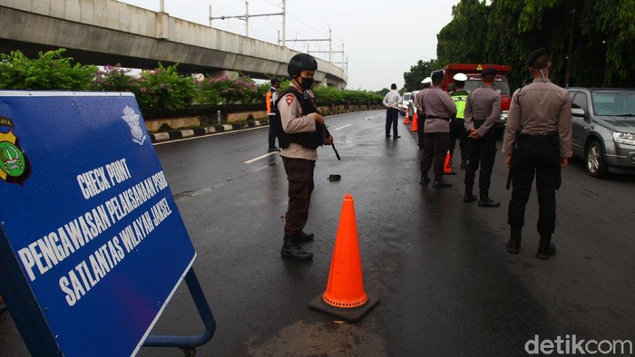 Salah satu titik pengawasan atau check point PSBB di kawasan Ciputat, Tangerang Selatan, masih banyak ditemukan pelanggar. Berikut foto-fotonya.