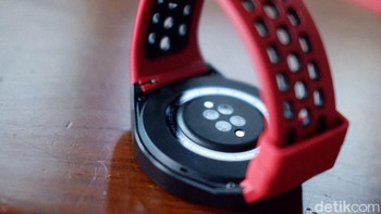 Arloji pintar ini memiliki bentuk bulat klasik dengan tali terintegrasi untuk tampilan modern yang ramping. Talinya sendiri terbuat dari fluororubber yang lembut dan nyaman. Foto: Adi Fida Rahman/detikINET