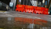 PT MRT Jakarta juga mencatat adanya penurunan jumlah pengguna jasa MRT setelah beberapa stasiun ditutup.