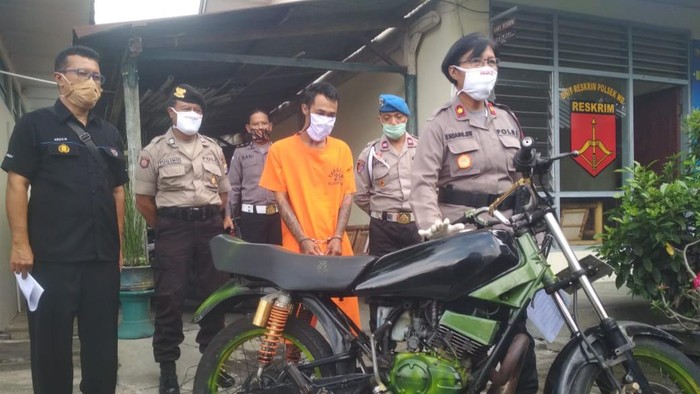 Kapolsek Wirobrajan, Kompol Endang Sri Widiyanti bersama barang bukti hasil pencurian
