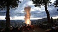 Seperti yang sudah-sudah, tradisi mulainya awal Ramadhan di Sarajevo kerap ditandai dengan dilepaskannya tembakan meriam di kota tersebut (Amel Emric/AP)