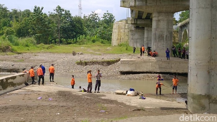 Pencarian jasad ibu mertua yang dibunuh menantu dan dibuang ke sungai di Pemalang, Senin (27/4/2020).