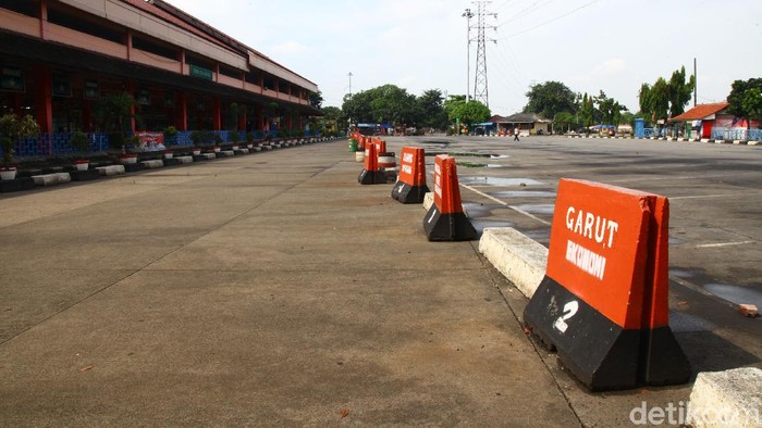 Salah satu terminal paling sibuk di Jakarta yakni Terminal Kampung Rambutan nyaris tanpa aktivitas dan kosong imbas larangan mudik.