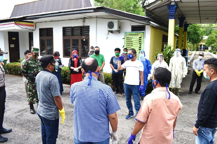 Bupati Tapteng Bakhtiar saat mengecek lokasi isolasi warga yang mudik di Tapteng (dok. Istimewa)