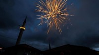 Selain dentuman meriam, awal bulan Ramadhan di Sarajevo, Bosnia, juga ditandai dengan pesta kembang api (Samir Yordamovic/Anadolu Agency)