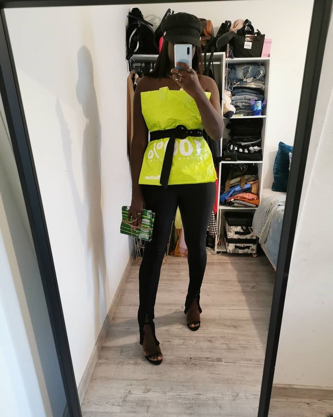 Agar tampilanmu tetap keren saat mengikuti tantangan yang satu ini, kamu bisa mengikuti gaya wanita seperti dalam foto di atas. Memilih kantong berwarna neon dan mengkombinasikannya dengan topi, ikat pinggang, serta celana panjang. Foto: Instagram @sende.andco