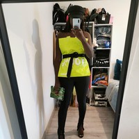 Agar tampilanmu tetap keren saat mengikuti tantangan yang satu ini, kamu bisa mengikuti gaya wanita seperti dalam foto di atas. Memilih kantong berwarna neon dan mengkombinasikannya dengan topi, ikat pinggang, serta celana panjang. Foto: Instagram @sende.andco