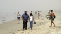  Pantai Huntington di California juga dipadati oleh warga pada 25 April 2020. AP Photo/Marcio Jose Sanchez.
