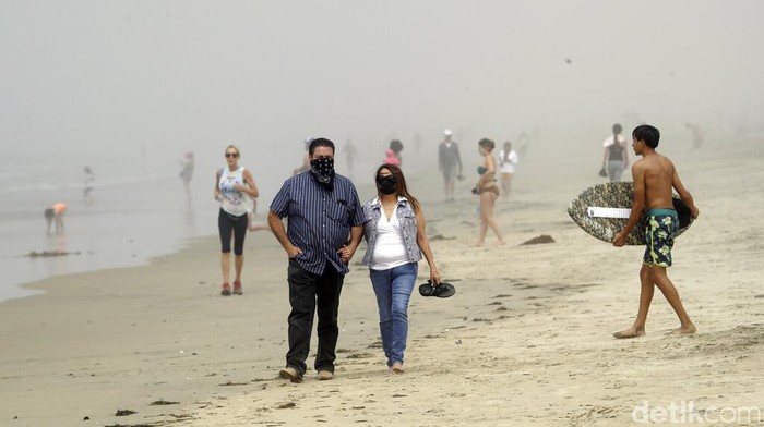 DI tengah pandemi Corona, warga Amerika Serikat justru memadati pantai akhir pekan lalu. Mereka tak mau melewatkan sensasi berjemur di pantai saat musim panas.