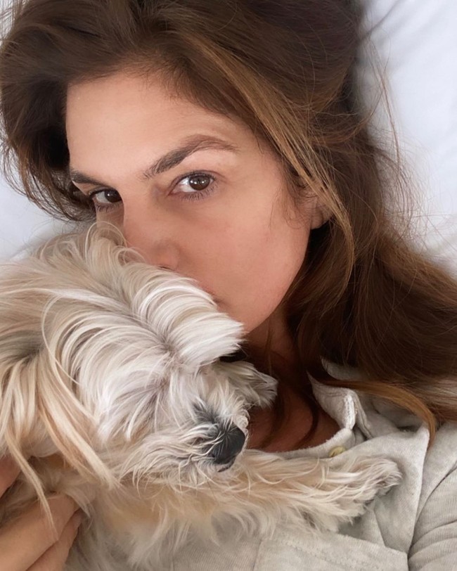 Kalau sebelumnya adalah anaknya, kali ini sang ibu Cindy Crawford. Penampilan Cindy sama memesonanya dengan sang anak Kaia Gerber saat #dirumahaja tanpa makeup. Foto: Dok. Instagram