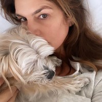 Kalau sebelumnya adalah anaknya, kali ini sang ibu Cindy Crawford. Penampilan Cindy sama memesonanya dengan sang anak Kaia Gerber saat #dirumahaja tanpa makeup. Foto: Dok. Instagram