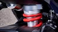Suspensi belakang BMW S 1000 XR menggunakan aluminium double-sided swing-arm, dengan fitur central spring strut, electronic preload adjuster, electronic self-adjusting rebound/compression damping (Dynamic ESA Pro)Foto: BMW Motorrad