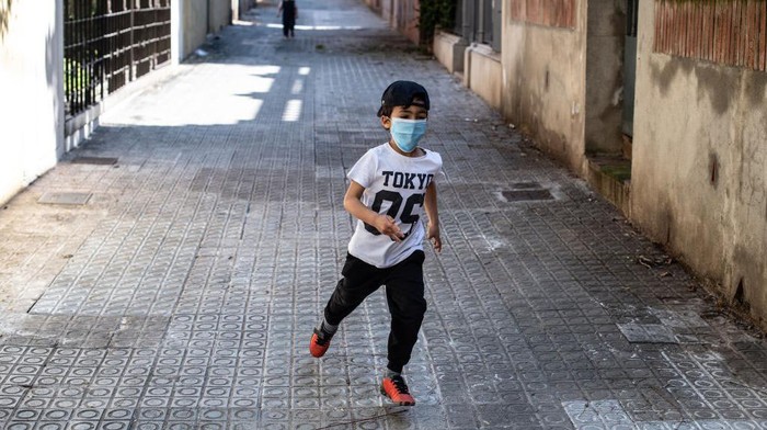 Cerianya Anak-anak Spanyol Bermain di Jalanan Usai Dikarantina 6 Minggu Kini anak-anak di Spanyol kembali diizinkan bermain di luar rumah. Sebelumnya mereka diminta tetap di rumah selama enam untuk menghindari wabah Corona (COVID-19).
