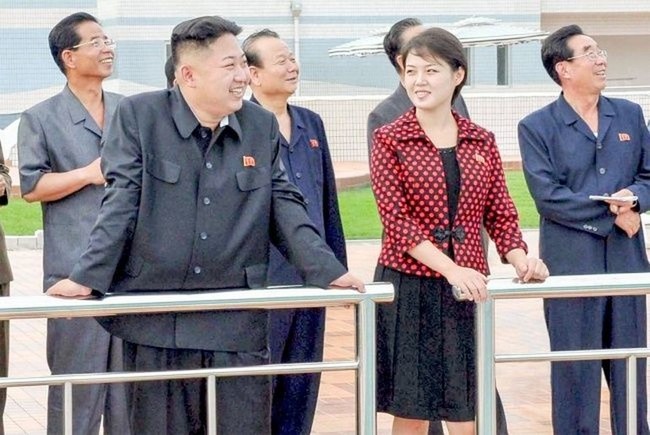 Gaya Ri Sol-ju dalam acara kenegaraan. Ri tampil segar dengan rambut pendek, sementara istri para presiden Korut sebelumnya berambut panjang. Ia juga mencuri atensi atas pilihan jaket polkadotnya yang berwarna cerah (Foto: Dok. EastNews)