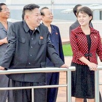 Gaya Ri Sol-ju dalam acara kenegaraan. Ri tampil segar dengan rambut pendek, sementara istri para presiden Korut sebelumnya berambut panjang. Ia juga mencuri atensi atas pilihan jaket polkadotnya yang berwarna cerah (Foto: Dok. EastNews)