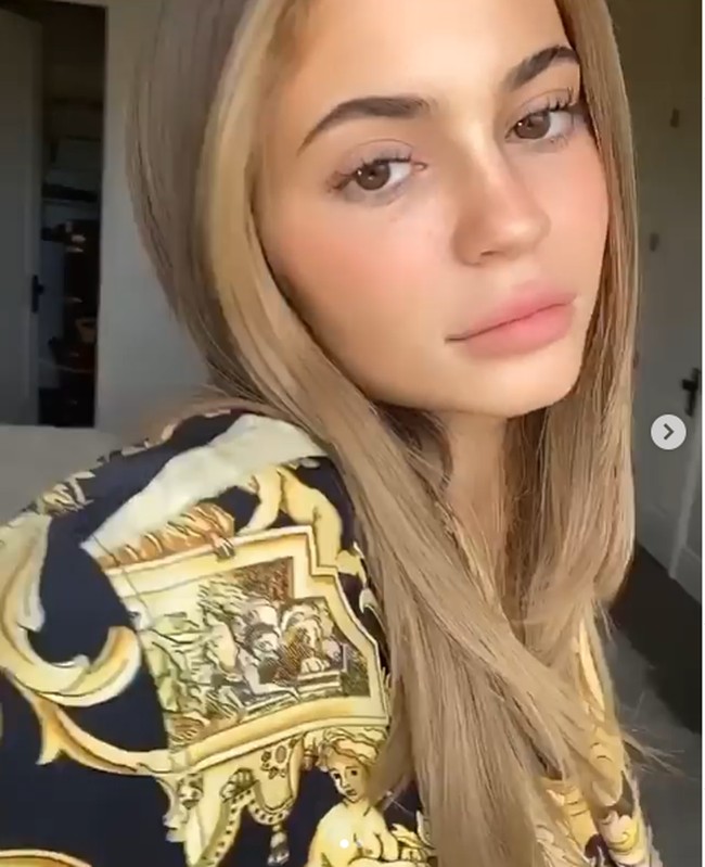 Penampilan wajah Kylie Jenner yang tetap flawless meski tanpa makeup ini sukses bikin pangling, namun tetap mendapat banyak pujian dari netizen. Ada yang bilang dia jadi tampak seperti wanita seusianya yaitu 22 tahun. Sementara biasanya ketika memakai makeup, wajahnya tampak lebih dewasa. Foto: Instagram