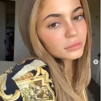 Penampilan wajah Kylie Jenner yang tetap flawless meski tanpa makeup ini sukses bikin pangling, namun tetap mendapat banyak pujian dari netizen. Ada yang bilang dia jadi tampak seperti wanita seusianya yaitu 22 tahun. Sementara biasanya ketika memakai makeup, wajahnya tampak lebih dewasa. Foto: Instagram