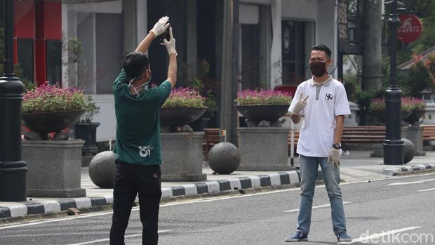 Karyawan sekitar yang asyik berfoto