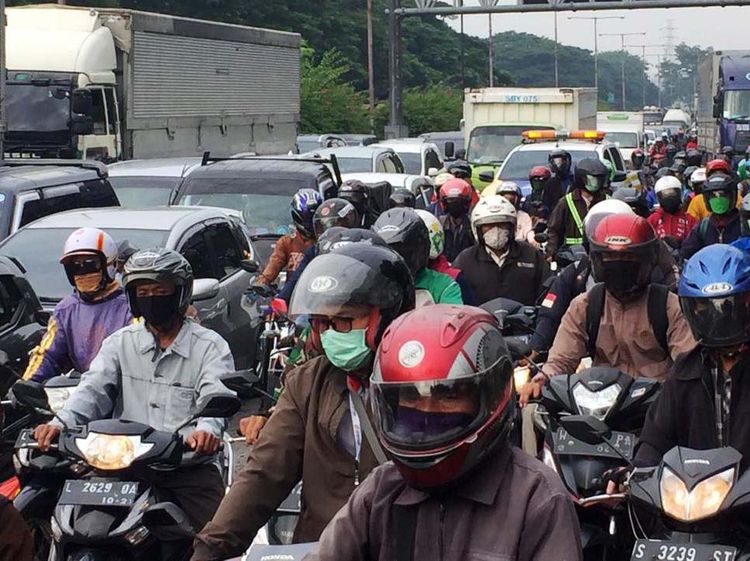 Kendaraan Menumpuk di Hari Pertama PSBB Surabaya