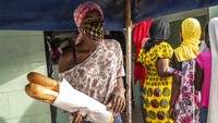 Terlihat seorang wanita Muslimah yang membeli roti untuk menu berbuka puasa. Perlu diketahui Islam adalah agama dominan di Senegal. 94 persen dari populasi negara itu diperkirakan sebagai Muslim. Kebanyakan Muslim di Senegal adalah anggota dari salah satu tarekat Sufi. AP Photo/Sylvain Cherkaou.