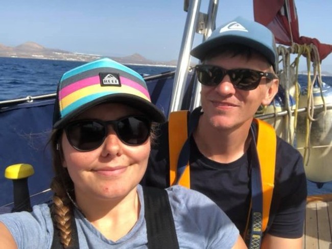 Elena dan Ryan melakukan perjalanan melintasi lautan Atlantik dari Kepulauan Canary ke Karibia pada bulan Februari lalu. Sebelum melakukan perjalanan, keduanya memang meminta keluarga untuk tidak berbagi berita buruk selama mereka berkeliling dunia. Foto: Facebook Sailing Kittiwake