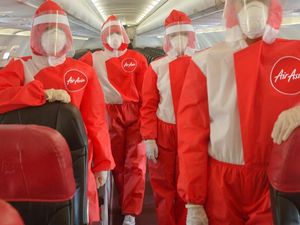 Unik! Ini Seragam Baru AirAsia yang Dilengkapi APD