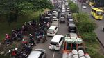 Kendaraan Menumpuk di Hari Pertama PSBB Surabaya