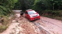 Toyota Avanza diajak melewati medan berlumpur juga. Foto: Instagram @toyotaavanzaintheworld