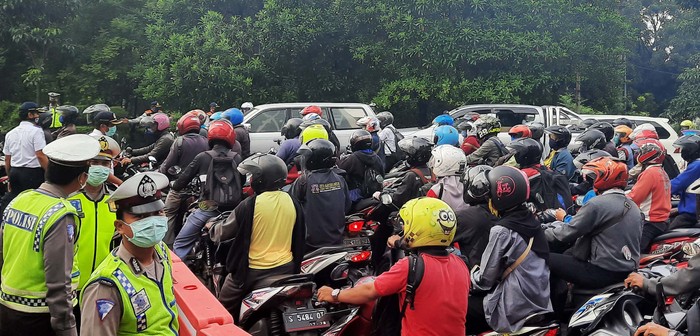 Kendaraan Menumpuk di Hari Pertama PSBB Surabaya Petugas gabungan berjaga di Bunderan Waru di hari pertama penerapan PSBB Surabaya. Kendaraan pun menumpuk karena harus menjalani pemeriksaan.