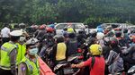 Kendaraan Menumpuk di Hari Pertama PSBB Surabaya