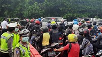 Hari pertama pemberlakuan Pembatasan Sosial Berskala Besar (PSBB), pintu masuk Surabaya dari arah Sidoarjo tepatnya daerah Bunderan Waru dipadati ribuan kendaraan.