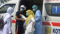 Seorang pasien positif COVID-19 yang dinyatakan sembuh bersiap menaiki mobil ambulan saat pemulangan di Rumah Sakit Zainal Abidin, Banda Aceh. ANTARA FOTO/Ampelsa