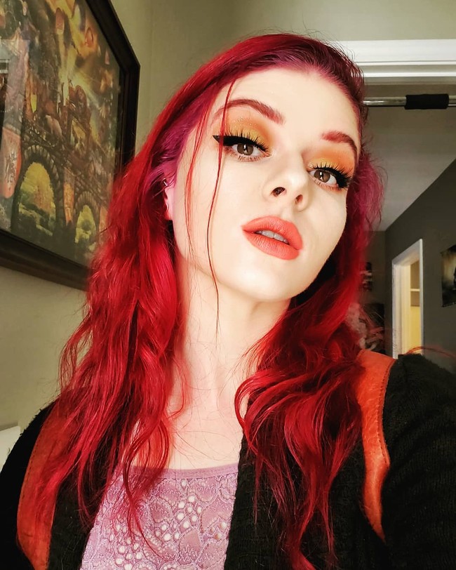 Tapi daripada menegur rekan-rekannya itu, Kristen malah disalahkan bos karena membuat akun itu. Masalah ini pun menjadi perbincangan karena rekan-rekannya yang menonton video seksi di tempat kerja bahkan melakukan pelecehan tidak diberi hukuman sedangkan Kirsten dipecat. Foto: Instagram @ms.reds.wrenching