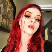 Tapi daripada menegur rekan-rekannya itu, Kristen malah disalahkan bos karena membuat akun itu. Masalah ini pun menjadi perbincangan karena rekan-rekannya yang menonton video seksi di tempat kerja bahkan melakukan pelecehan tidak diberi hukuman sedangkan Kirsten dipecat. Foto: Instagram @ms.reds.wrenching