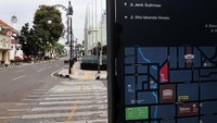 Jalan tersebut hanya bisa dilintasi oleh kendaraan karyawan yang masih bekerja di pusat perkantoran yang ada di jalan tersebut.