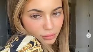 Foto: Kylie Jenner Bikin Pangling dengan Wajah Tanpa Makeup Saat Karantina