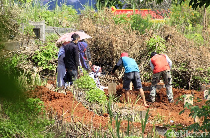 Tempat Pemakaman Umum (TPU) Cikadut ditunjuk Pemerintah Kota Bandung sebagai tempat peristirahatan terakhir bagi jenazah yang terpapar COVID-19. Hingga Kamis (27/4/2020), sedikitnya 40-an jenazah korban pandemi ini telah dimakamamkan di sana sejak sebulan terakhir.