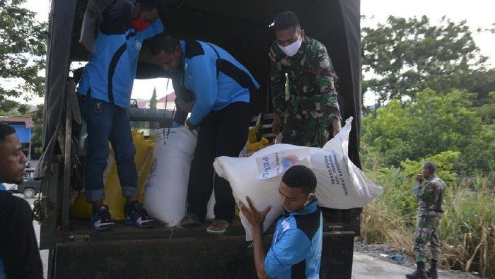 Korem 272/PWY Jayapura Beri Bantuan untuk Warga terdampak Corona