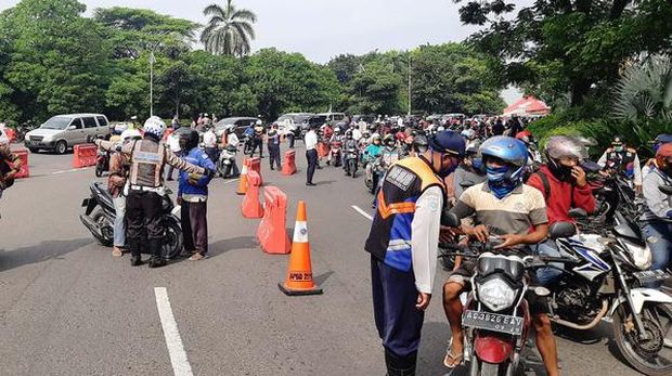 Kendaraan Menumpuk di Hari Pertama PSBB Surabaya. detikOto/Esti Widiyana