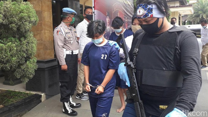 Polisi amankan 4 pelaku pembunuhan driver taksi online di Bandung. Keempat pelaku diduga rencanakan pembunuhan karena tak sanggup bayar ongkos perjalanan.