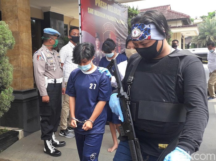 Polisi amankan 4 pelaku pembunuhan driver taksi online di Bandung. Keempat pelaku diduga rencanakan pembunuhan karena tak sanggup bayar ongkos perjalanan.