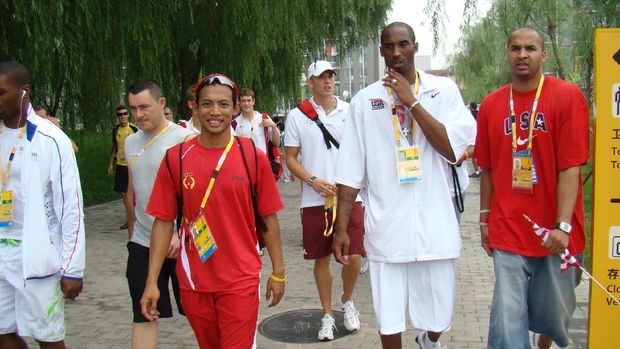 Suryo Agung Wibowo saat bersama mendiang legenda NBA, Kobe Bryant di Olimpiade Beijing 2008.