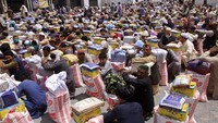Di Pakistan, orang-orang menerima bantuan makanan untuk bulan puasa Ramadhan, selama Lockdown yang diberlakukan pemerintah untuk membantu menahan penyebaran virus Corona. AP/Arshad Butt